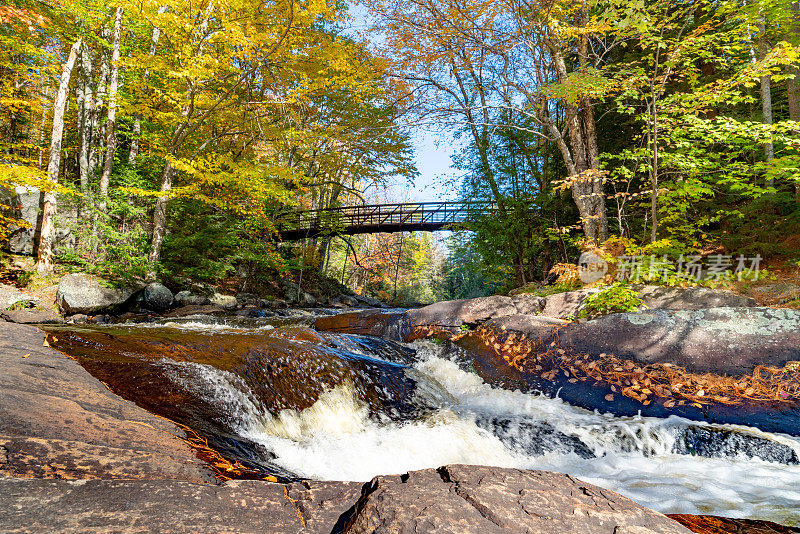 加拿大安大略省亨茨维尔市，箭头省公园，斯塔布瀑布的秋天颜色。