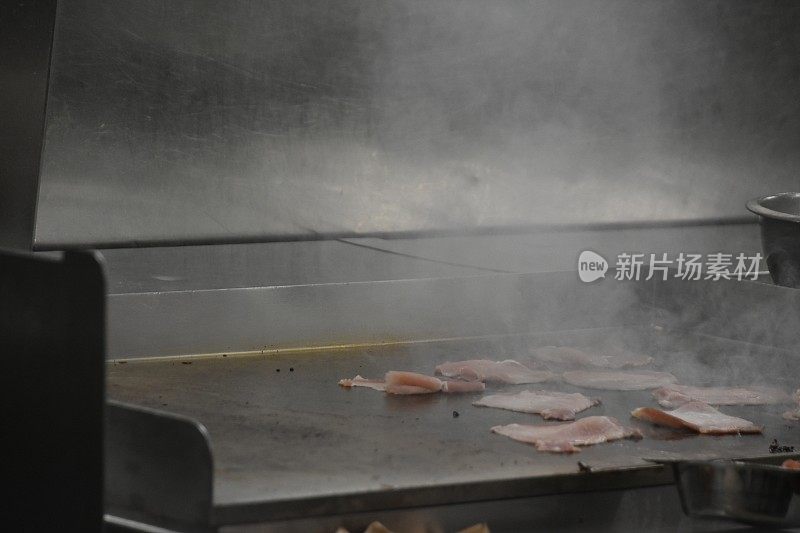 在烤架上烹饪鸡胸肉