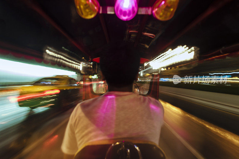 泰国曼谷夜间的嘟嘟车