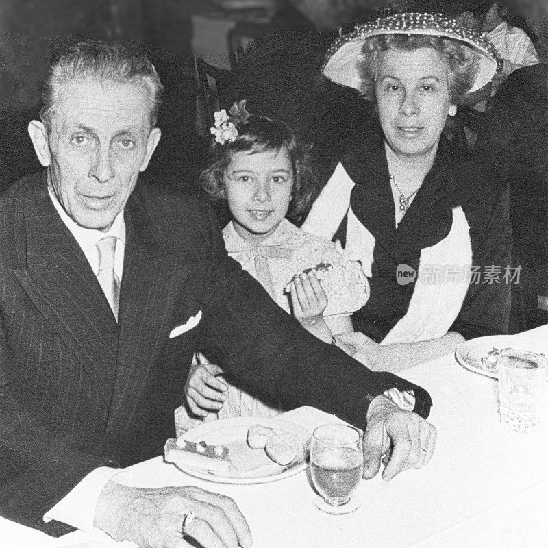 1958年在餐厅的幸福家庭