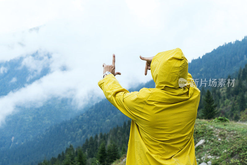 黄色雨衣的人