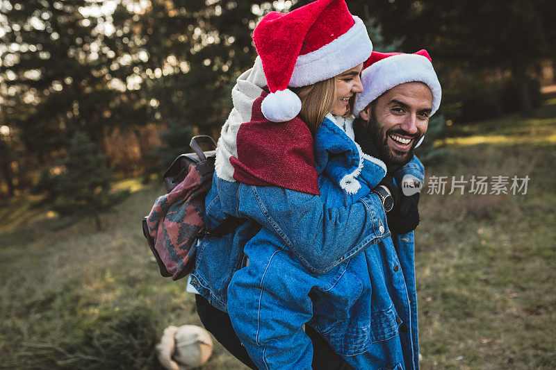 年轻的丈夫和他的妻子在森林里