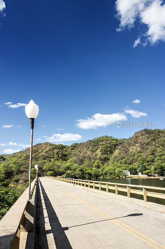 拉博卡德尔Río，平坝，从它的墙壁，特拉斯拉西拉山谷，Córdoba，阿根廷。