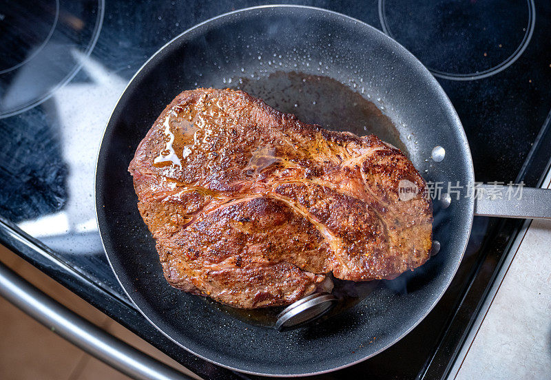 牛颈肉烤在一个烤箱与肉类温度计，以确保适当的烹饪温度为完美的生酮或肉肉减肥餐