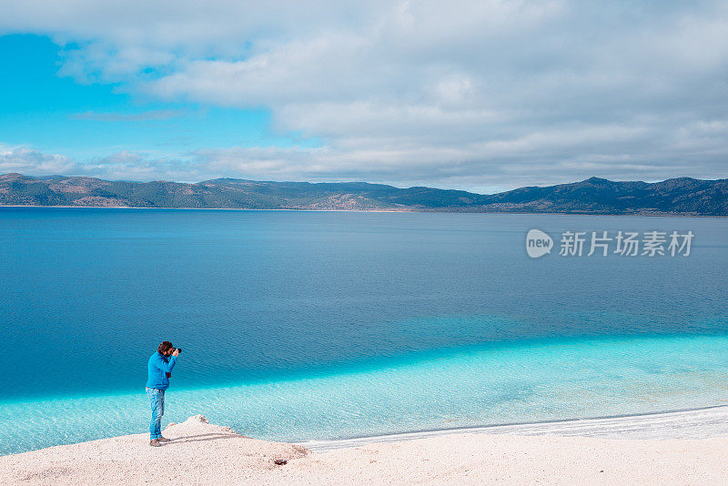 一名摄影师正在土耳其布尔杜尔拍摄萨尔达湖的鸟瞰图