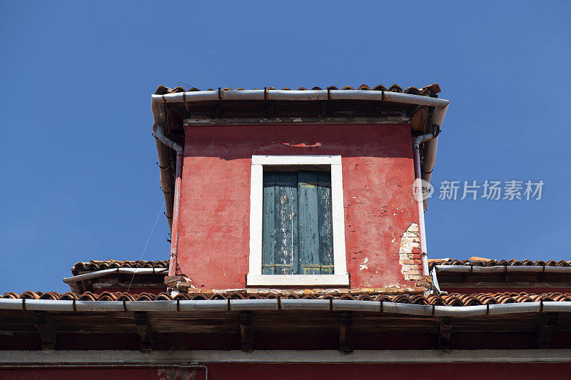 穆拉诺一座历史悠久的红色房子的顶部