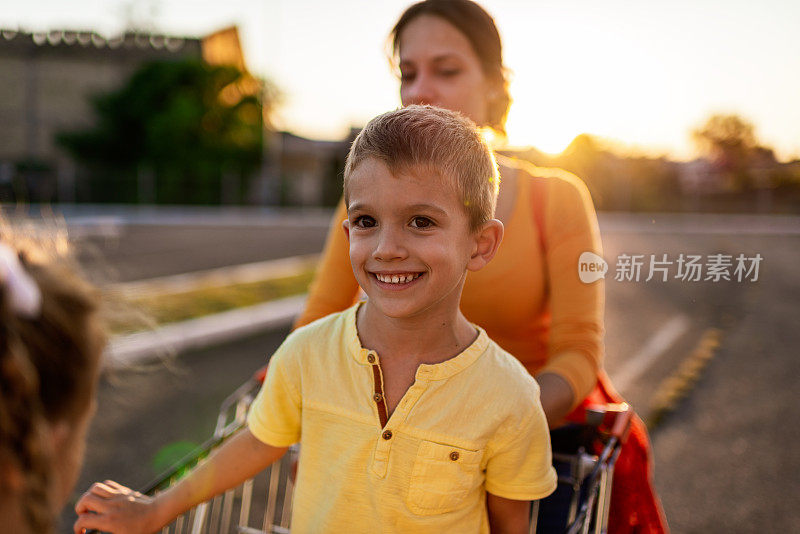 带着孩子去杂货店购物的单身妈妈