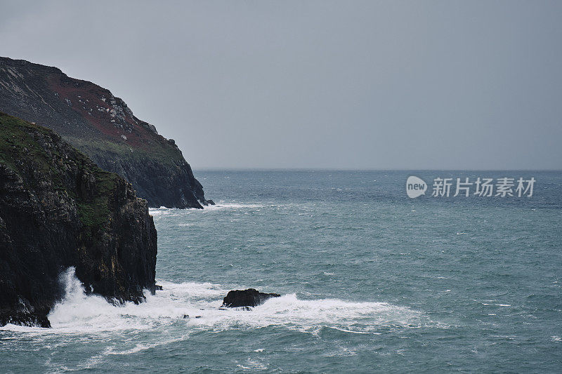 康沃尔海岸的景色，在佩兰波思，纽基的海上，在远处的降雨。