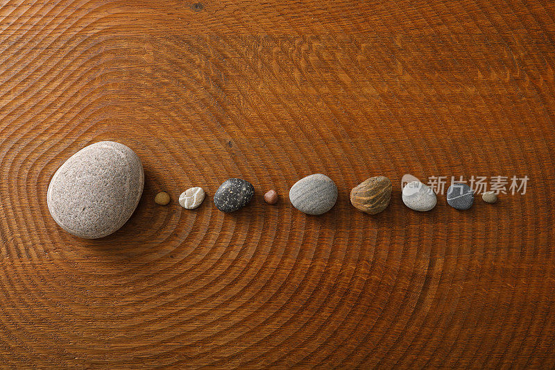 太阳系-鹅卵石排列在木地板上