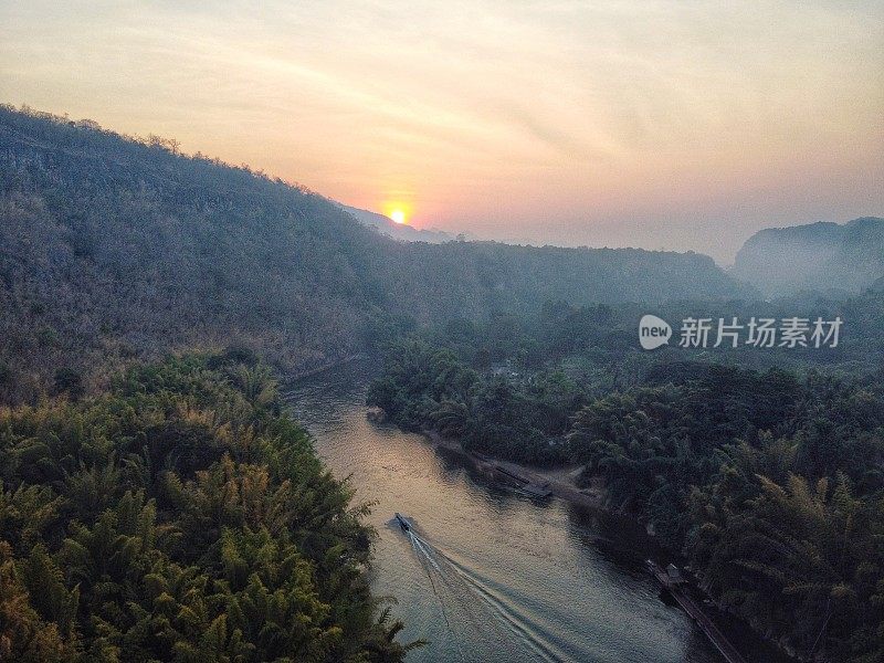 泰国日落时的北碧府桂河。无人驾驶飞机、空中拍摄