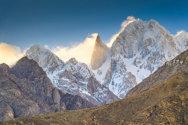 自然景观巴基斯坦秋季喀喇昆仑山脉，K2和南迦帕尔巴特，帕苏山谷