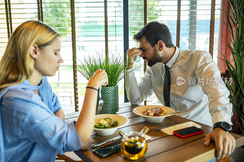 一对现代年轻夫妇在餐厅享用美味的午餐时发生了关系问题。