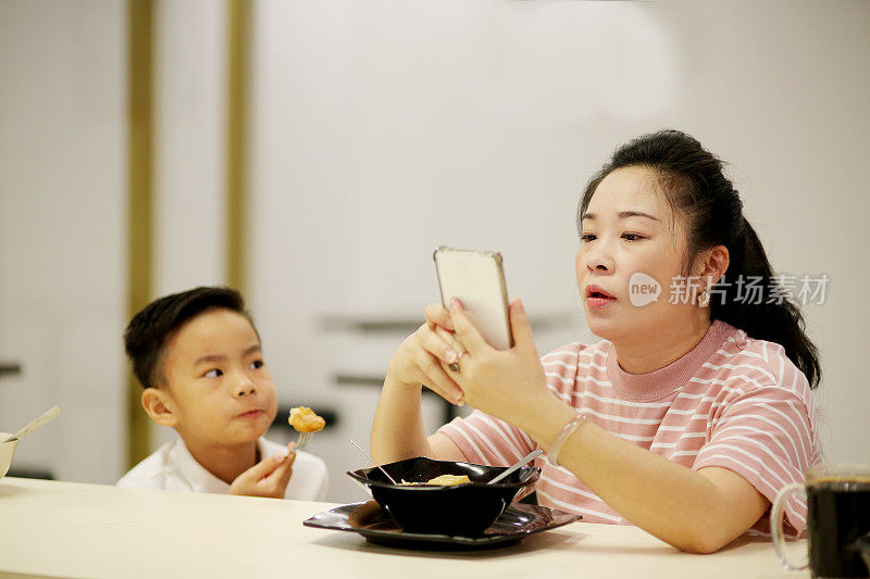 东南亚:成人在餐厅用餐