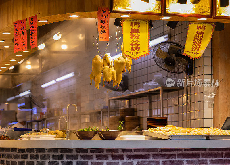 著名的南京盐水鸭在大石坝步行街附近孔庙附近的一家小吃店