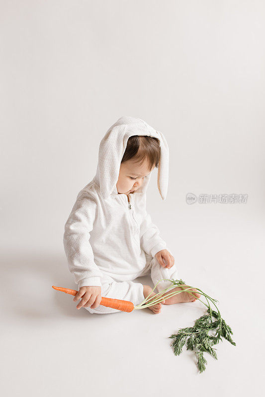 白色小女孩兔子和新鲜胡萝卜