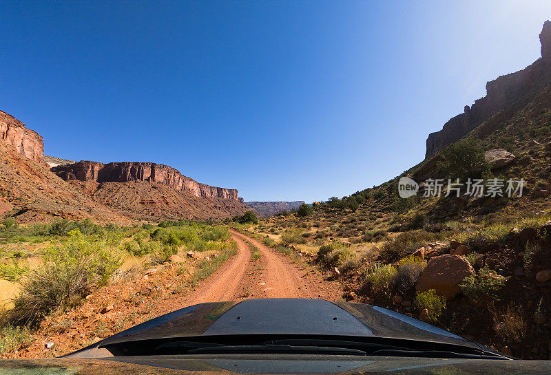 在风景秀丽的红岩峡谷行驶土路