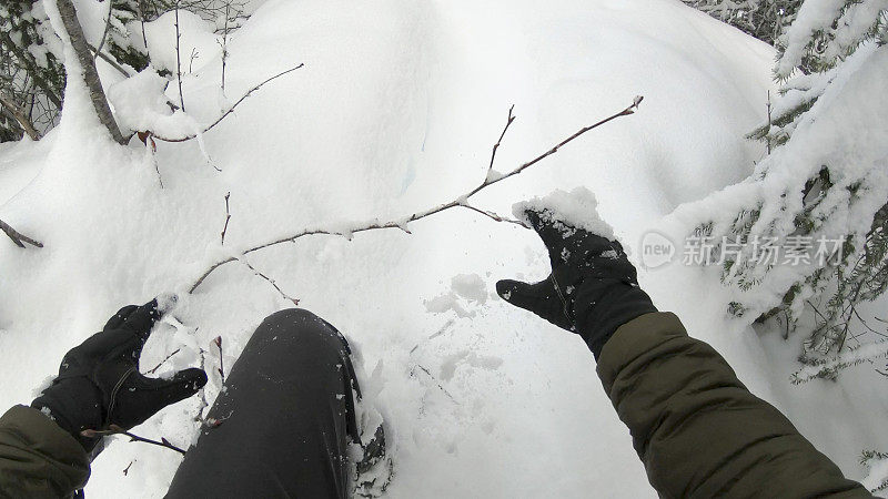 滑雪者双手准备野外装备的细节