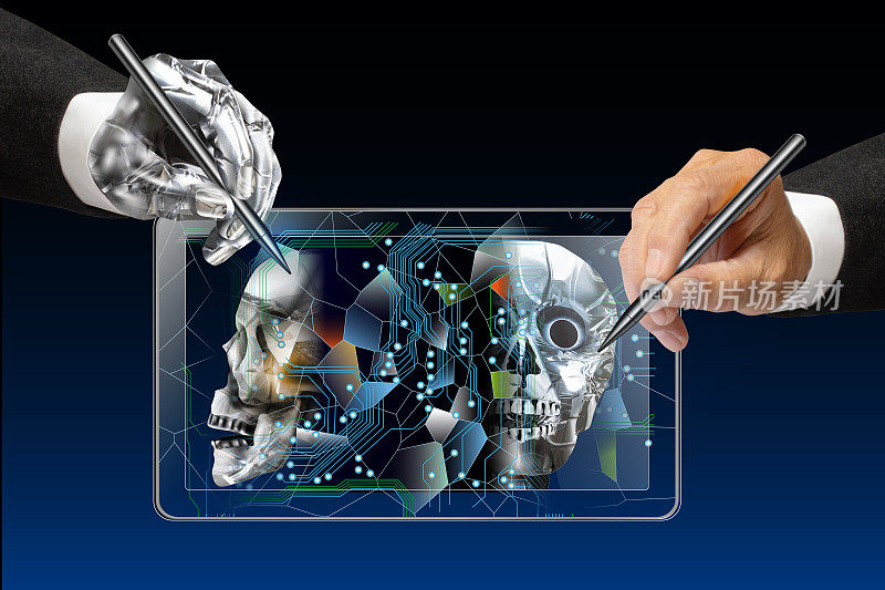 一个人工智能机器人和一个商人在平板电脑上检查半机械人的大脑。他手里握着一支触笔。