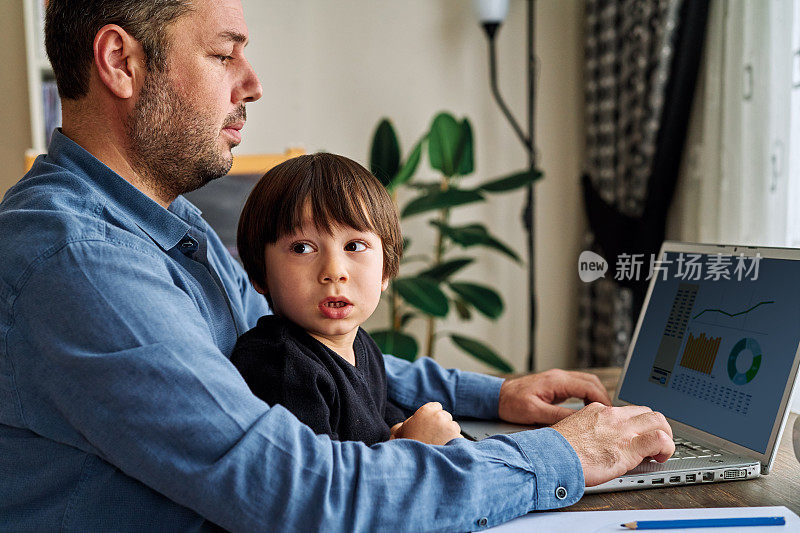 带着孩子在家工作的商人。