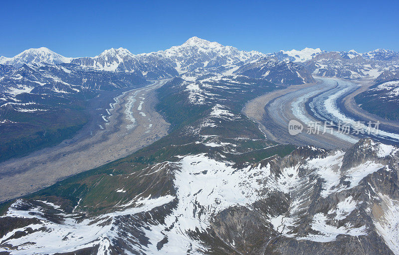 阿拉斯加山脉的山脉和冰川