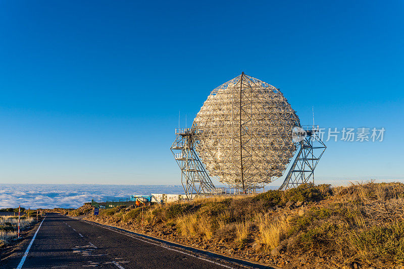 西班牙，加那利群岛，拉帕尔马岛，蓝色天空下的射电望远镜