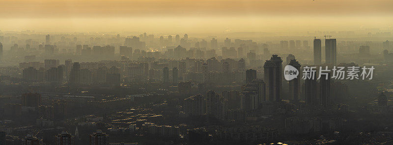 在冬季日落时分，大城市天际线上的遥远风景包括一个商业区。