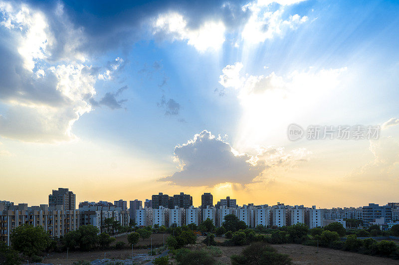 美丽的城市日落景色。