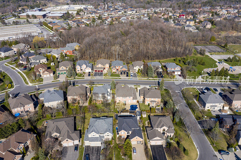 卢瑟福路和伊斯灵顿大街的鸟瞰图，位于Woodbridge的独立复式住宅在沃恩，安大略省，加拿大