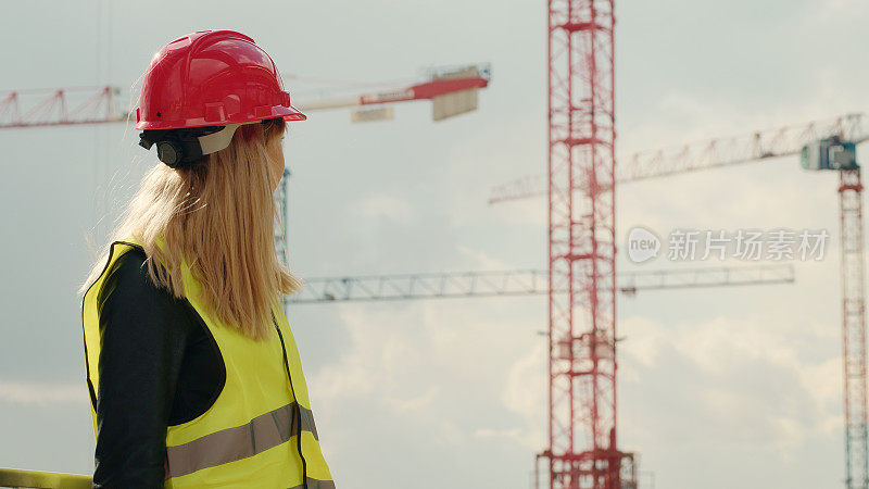 女建筑工程师监督建筑工地