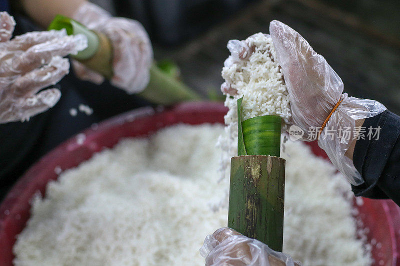 典型的亚洲食物——“Lemang”(芭蕉叶包竹蒸糯米)