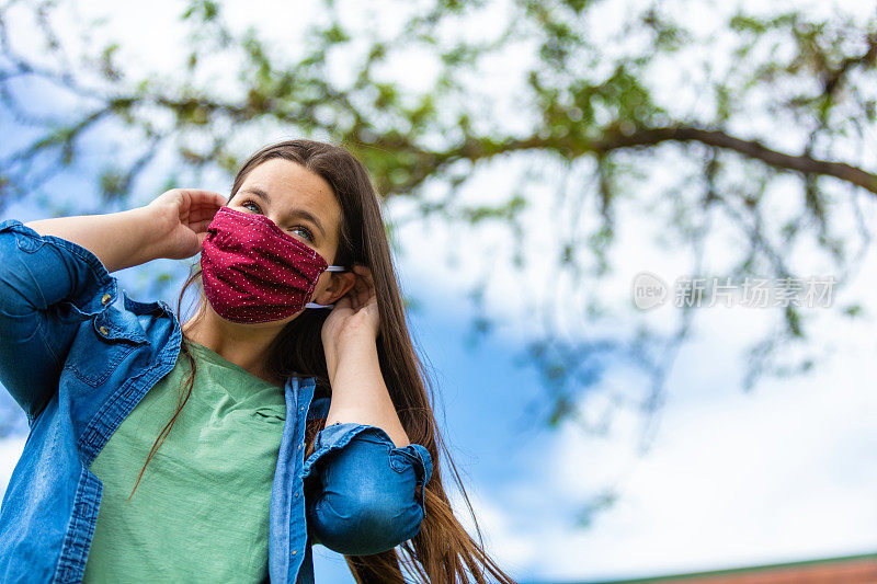 戴口罩的Z一代女性与社交距离