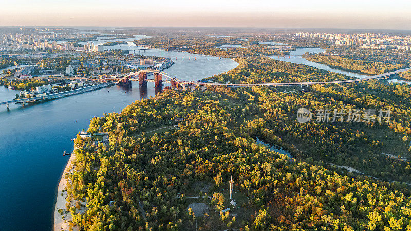 鸟瞰基辅，第聂伯河和Truchaniv岛，基辅城市天际线和第聂伯岛，乌克兰