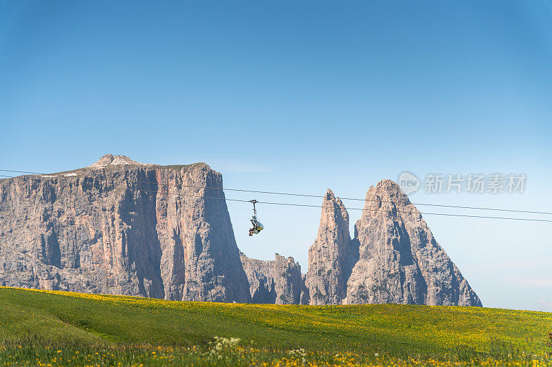 美丽的山与发光的山峰在日落秋天的风景在阿尔卑斯迪西在白云岩意大利