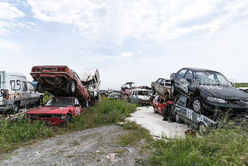 墓地的汽车