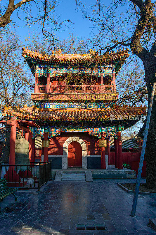 寺庙里有许多装饰的中国古典建筑。