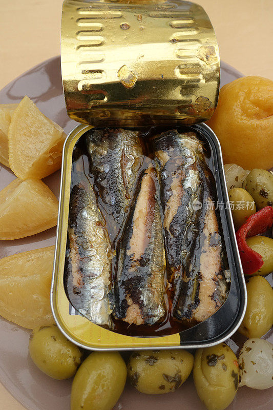 罐装橄榄油沙丁鱼罐头罐头罐头罐头柠檬和绿橄榄的盐水