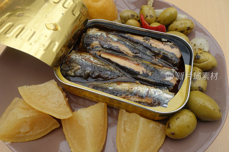 罐装橄榄油沙丁鱼罐头罐头罐头罐头柠檬和绿橄榄的盐水