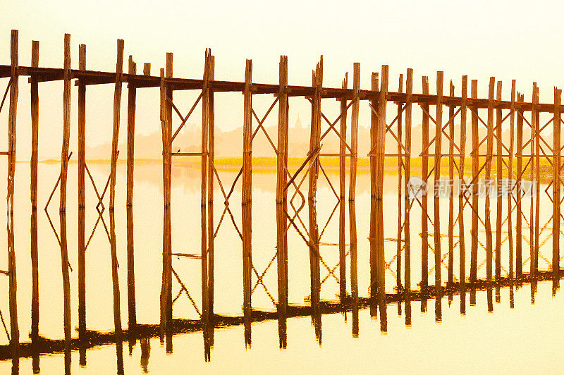 曼德勒地区汤萨曼湖上著名的古U-Bein柚木桥