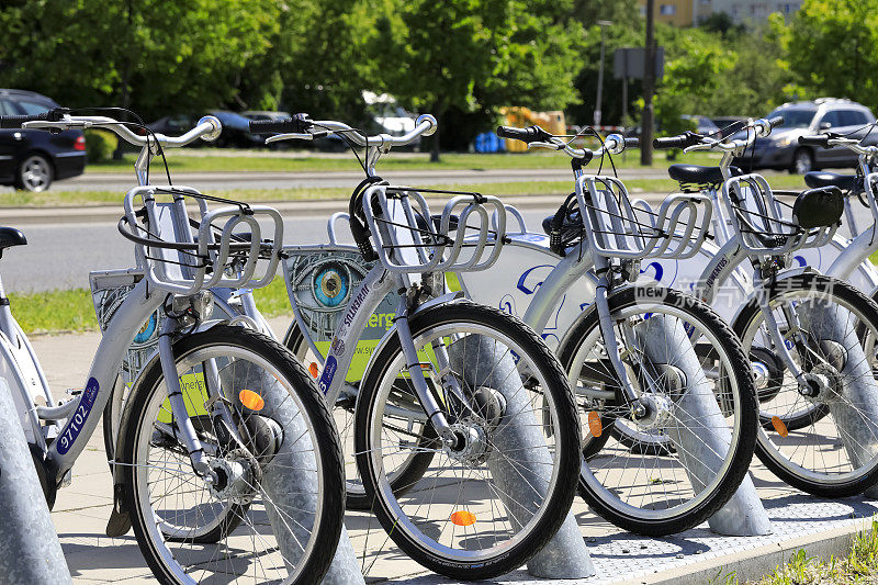 公共自行车站里的一排自行车