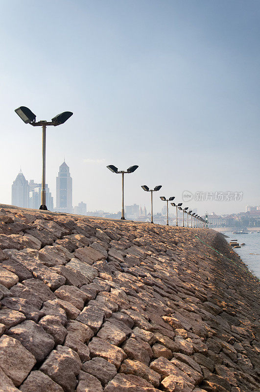 中国青岛胶州湾的一个石头码头
