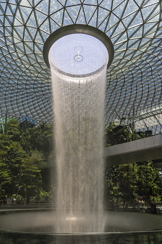 宝石樟宜机场瀑布是世界上最大的室内瀑布，新加坡樟宜机场