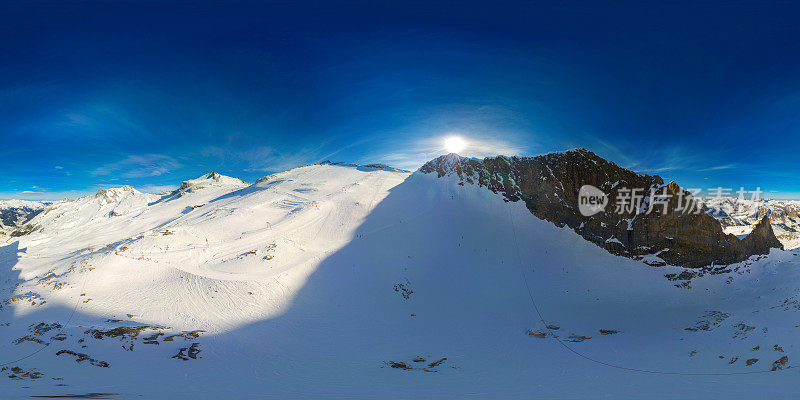 无人机拍摄的Hintertux冰川。在奥地利阿尔卑斯山腹地的冰川上滑雪。360度全景