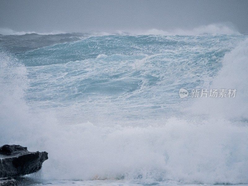 新南威尔士州南海岸附近的大浪