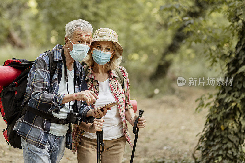 老年旅行者在徒步旅行时使用智能手机导航