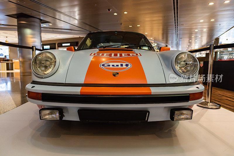 经典保时捷911赛车版70年代在多哈国际机场。