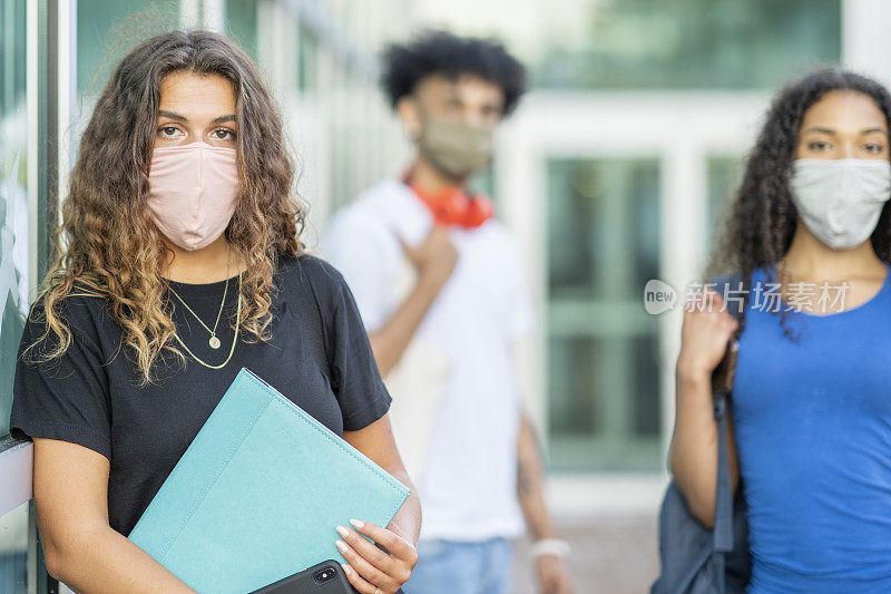 多民族学生戴着口罩在校园里