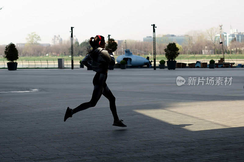 一个英俊的白人女人慢跑的侧影