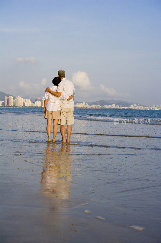 老年夫妇在海滩拥抱