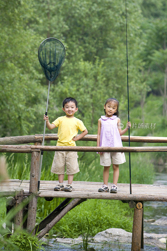 两个小朋友野外钓鱼