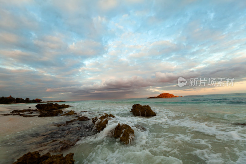 日落时分，海浪冲击着图卢姆的海岸岩石